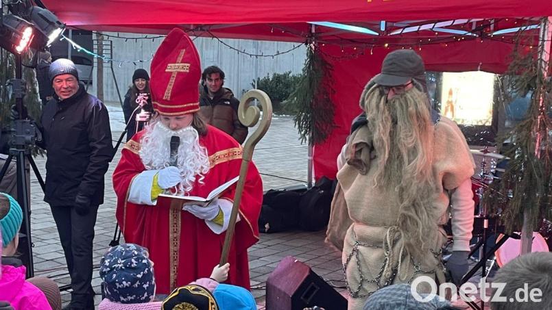Am Kümmersbrucker Dorfplatz war auch der Nikolaus mit seinem Knecht Ruprecht zu Besuch. Sie brachten Süßigkeiten für die zahlreichen Kinder mit. Bild: Michaela Mildner