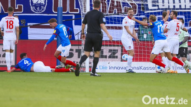 Patrick Erras (Nummer 4 am Boden) hat mit seinem Kopfballtor zum 1:0 Historisches für Holstein Kiel geschafft. Bild: Frank Molter/dpa