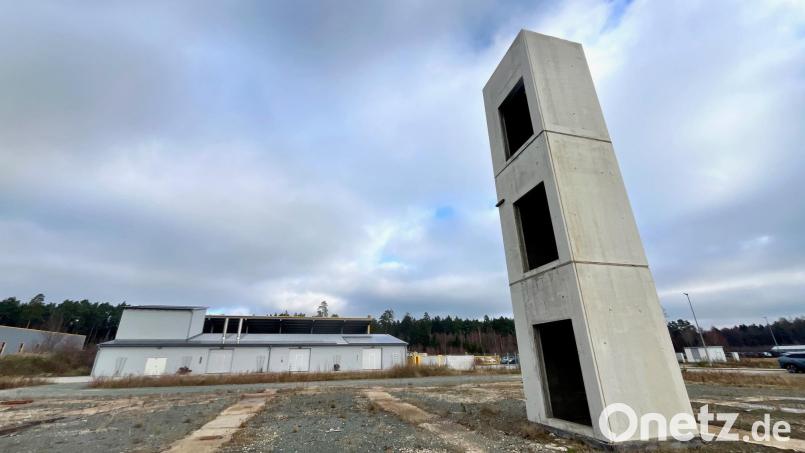 Der Aufzugschacht für das zusätzlich geplante Bürogebäude war der letzte Teil, der geplanten neuen Lippert-Zentrale. Nun ist auch die Eigentumsgesellschaft der Immobilien in Eschenbach insolvent. Bild: Gabi Schönberger
