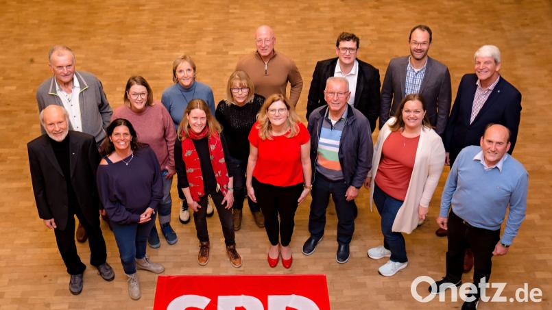 Mit diesem Team zieht die Hirschauer SPD in den Kommunalwahlkampf: Erste Reihe von links: Günther Amann, Jasmin Williams, Sophie Högl, Bürgermeisterkandidatin Beate Dietrich, Rudi Wild, Jentry Meißner, Josef Birner. Zweite Reihe von links: Josef Biller, Sabrina Stegmann, Evelyn Högl, Monika Kammerer, Franz Dirner, Julius Schmidl, Markus Meißner, stellvertretender Landrat Michael Rischke. Bild: SPD Hirschau