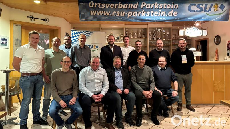 Das Team des CSU-Ortsverbands Parkstein (vordere Reihe von links): Andreas Trescher, Mario Piller, Wolfgang Schraml, Markus Scheidler-Diertl, Mathias Reiß. Hintere Reihe von links): Luca Schumacher, Tobias Döllner, Philipp Konz, Konrad Adam, Landrat Andreas Meier, Martin Schindler, Stefan Stäudle, Josef Scheidler, Lukas Emmerich Bild: CSU Parkstein