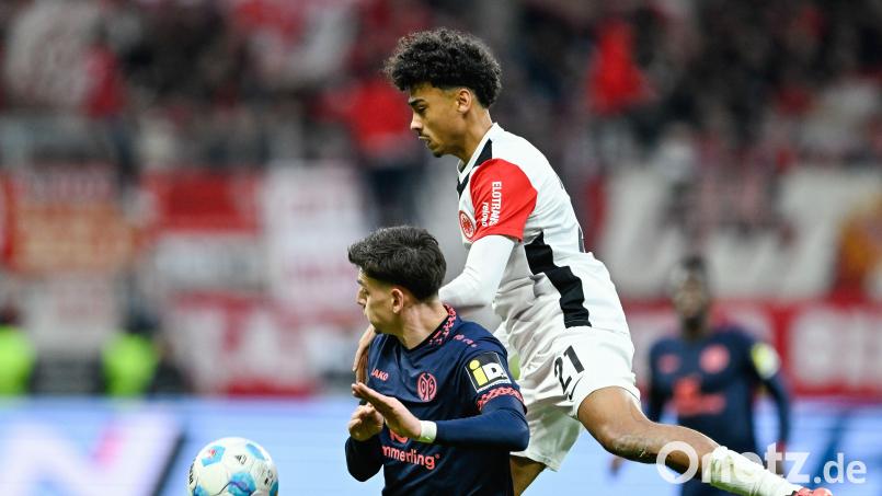 Obenauf: Frankfurts Nathaniel Brown (rechts/im Spiel gegen den FSV Mainz) startet nach Anlaufschwierigkeiten bei der Eintracht voll durch. Archivbild: Uwe Anspach/dpa