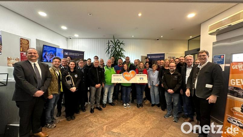 Strahlende Gesichter bei den Vertretern von Vereinen, Sportgruppen, Kindergärten und mehr: Die Volksbank Raiffeisenbank Wiesau hat 10.000 Euro an Spenden ausgeschüttet. Bild: Volksbank Raiffeisenbank Nordoberpfalz