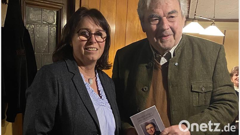 Nabburgs Frauenunion-Vorsitzende Marianne Forster freute sich, den früheren Landtagsabgeordneten Otto Zeitler für die Präsentation seines Buches im Gasthof Zum Stern begrüßen zu können. Bild: Bernd Hofmann