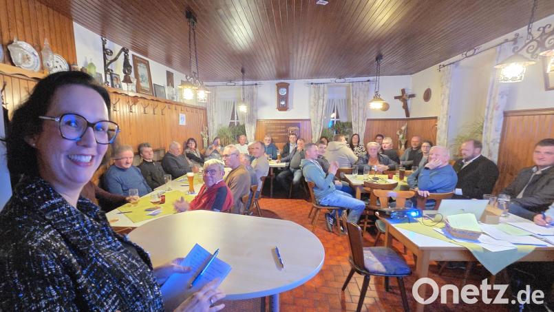 CSU-Bürgermeisterkandidatin Miriam Hanebuth präsentiert den Mitgliedern der CSU-Ortsverbände Püchersreuth und Wurz ihre Kandidatenliste. Wegen des beruflich- oder krankheitsbedingten Fehlens einiger Kandidaten verzichten die Nominierten auf ein gemeinsames Bild. Bild: Manfred Wolfrath/exb