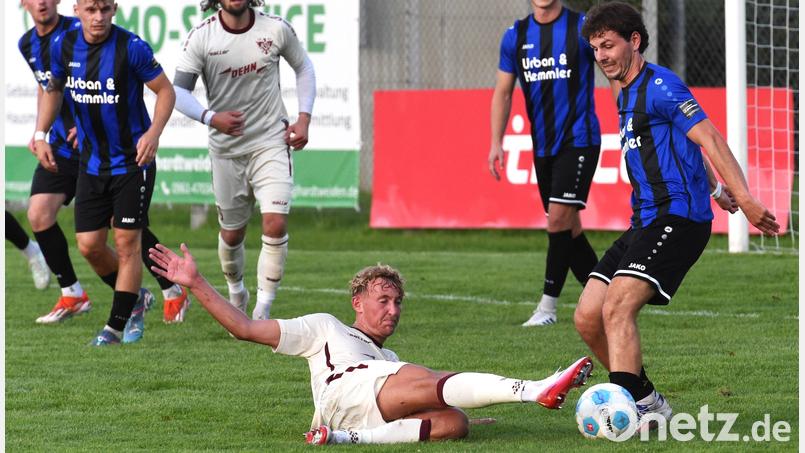 Die Spieler der SpVgg SV Weiden (rechts Michael Lummer) sind ab sofort nicht mehr in Zweikämpfen gefordert. Die Schwarz-Blauen gehen nach der Spielabsage in Neumarkt in die Winterpause. Bild: G. Büttner