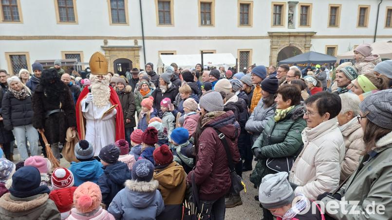 Der Nikolaus besuchte auch den Ensdorfer Klosteradvent Bild: tra