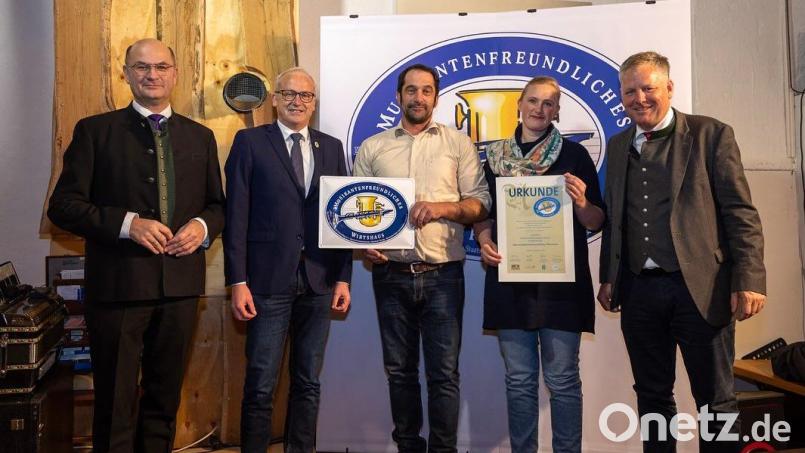 Auch für den Laubhof gibt es das Prädikat. Die Wirtsleute Christoph und Anna Ulrich (Dritter und Vierte von links) sind zur Verleihung nach Schwaben gefahren. Bild: Heimatministerium Bayern