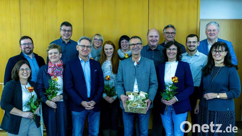 Die Kandidatinnen und Kandidaten der CSU für die Kommunalwahl, darunter Bürgermeister Peter Achatzi (vorne mit Geschenkkorb), stellvertretender Kreisvorsitzender Birgit Barth (vordere Reihe rechts) und Landrat Richard Reisinger (hintere Reihe rechts). Bild: CSU Neukirchen