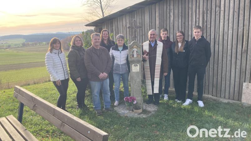 Das Marterl in der Hanau wurde von Hermann Deyerl errichtet und von Pfarrer Alfons Kaufmann eingweiht. Bild: Andrea Deyerl