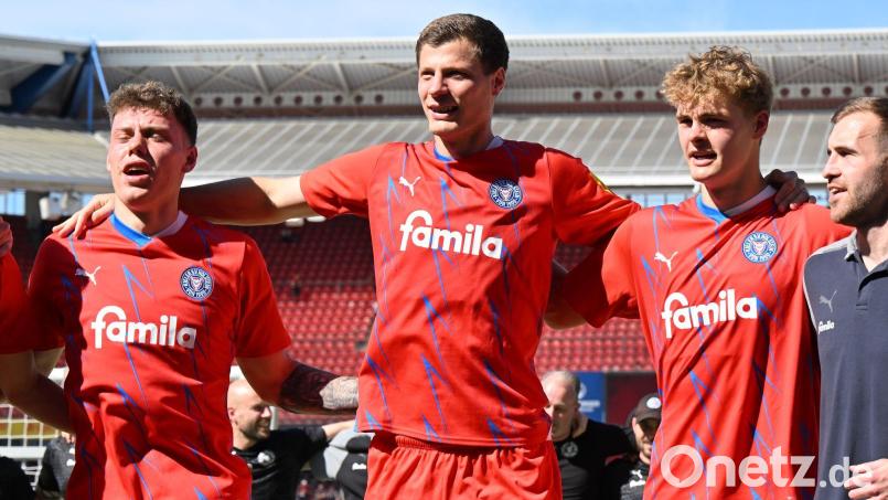Patrick Erras (Zweiter von links) feiert am Samstag mit seinen Teamkollegen den 4:0-Sieg in Nürnberg vor der Tribüne mit den Kieler Fans. Bild: Sportfoto Zink