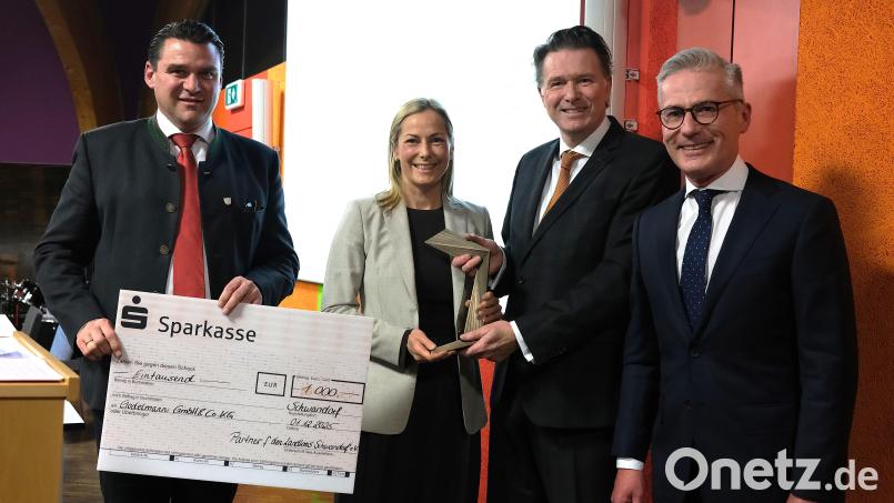 Landrat Thomas Ebeling, IHK-Geschäftsführer Jürgen Helmes und Vorsitzender Werner Heß (von links) überreichen der Unternehmerin Silvia Godelmann den Zukunftspreis des Vereins "Partner für den Landkreis Schwandorf" in der Kategorie „Industrie-Dienstleistung–Handel“ Bild: Hirsch