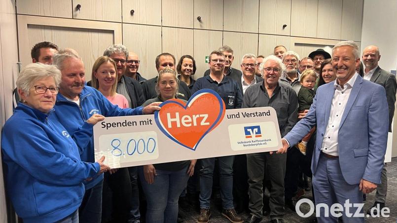 Die Vertreter der Vereine freuen sich über die Unterstützung. Bild: Volksbank Raiffeisenbank Nordoberpfalz