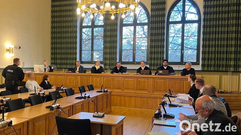 Der angeklagte Häftling ließ über seine Verteidigerin erklären, dass er sich zu einem späteren Zeitpunkt im Landgericht Stendal äußern wird. Er soll seine Ehefrau während eines Besuchs in einer sogenannten Liebeszelle in der Justizvollzugsanstalt Burg erwürgt haben. Bild: Christopher Kissmann/dpa