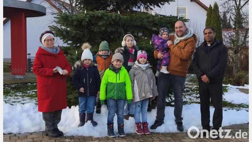 Kinder aus Weihermühle haben beim Martinsumzug Geld gesammelt, das sie nun als Spende an die Familienhilfe Neusorg übergeben konnten. Bild: Marianne Fütterer