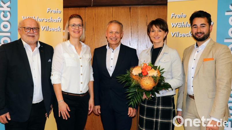 Fraktionsvorsitzender Willi Ertl (von links) sowie Lisa Dotzler und Dominik Gruber (rechts) von der Vorstandschaft gratulieren Bürgermeisterkandidaten Thorsten Grädler (Bildmitte) und dessen Frau Maria zur einstimmigen Nominierung. Bild: Einheitsblock Freie Wählerschaft