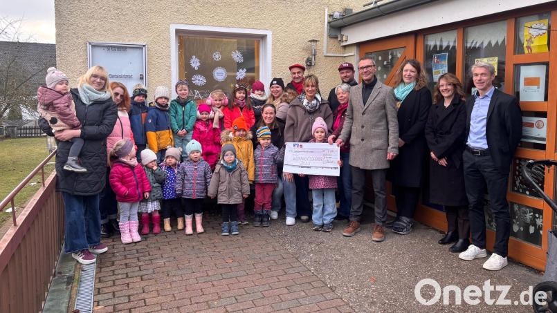 Vertreter der Betriebe und Banken mit Bürgermeister Peter Achatzi bei der Spendenübergabe an die Verantwortlichen von Kinderkrippe, Kindergarten und Grundschule. Bild: Carolin Rippel