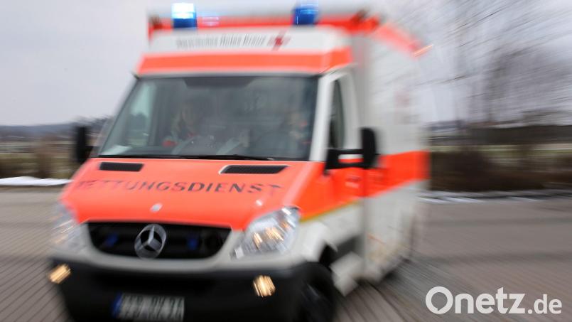 Mit Bierflaschen warf der Verdächtige auf den Rettungswagen. (Symbolbild) Bild: Stephan Jansen/dpa