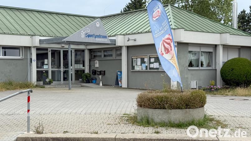 Das Sportzentrum Kümmersbruck muss saniert werden. Eigentlich sollte der Gemeinderat dazu jetzt einen Grundsatzbeschluss fassen – doch es gibt noch viele offene Fragen beim TSV, der die Einrichtung nutzt. Archivbild: Petra Hartl