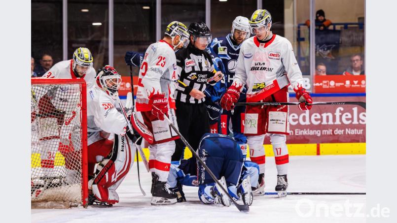 Nick Jermain am Boden: Nach der fiesen Attacke von Bad Nauheims Goalie Gerald Kuhn (Zweiter von links) konnte der Stürmer der Blue Devils nicht mehr weiterspielen. Bild: Werner Moller