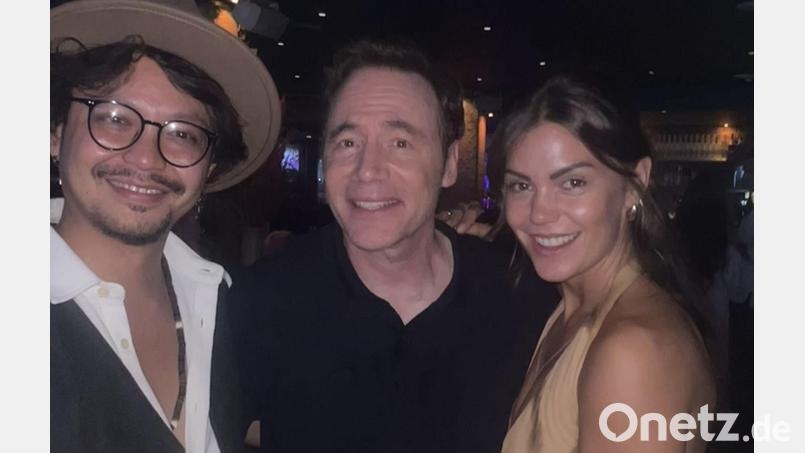 Bei der Premierenfeier von "Das Kanu des Manitu" in München ließen sich Sabrina Schieder und Jacob Katana, der in dem Film einen Prinzen spielt, mit Michael "Bully" Herbig (Mitte) ablichten. Bild: Rüdiger Böss, Constantin Film