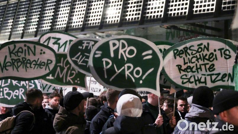 Am ersten Tag der Innenministerkonferenz in Bremen haben Hunderte Fußballfans gegen verschärfte Sicherheitsmaßnahmen beim Fußball demonstriert. Bild: Focke Strangmann/dpa