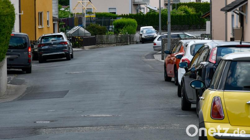 Oft wird einfach vor dem Haus am Straßenrand geparkt: Eine Stellplatzsatzung soll nun verhindern, dass es immer mehr Autos gibt, die keinen festen Stellplatz haben. Archivbild: Petra Hartl
