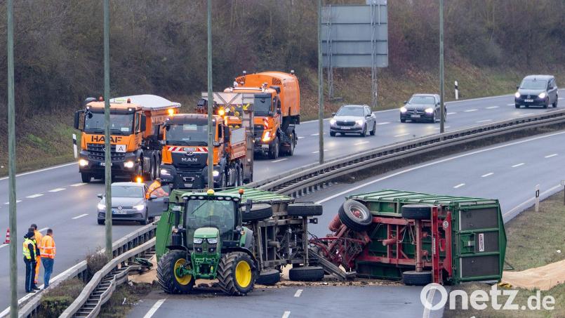 Der Fahrer des Gespanns wurde bei dem Unfall leicht verletzt, wie die Polizei mitteilte. Bild: Heiko Becker/HMB Media/dpa