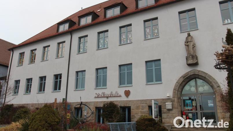 Das Schulhaus soll nach dem einstimmigen Votum des Marktgemeinderats umgebaut werden. Bild: pi