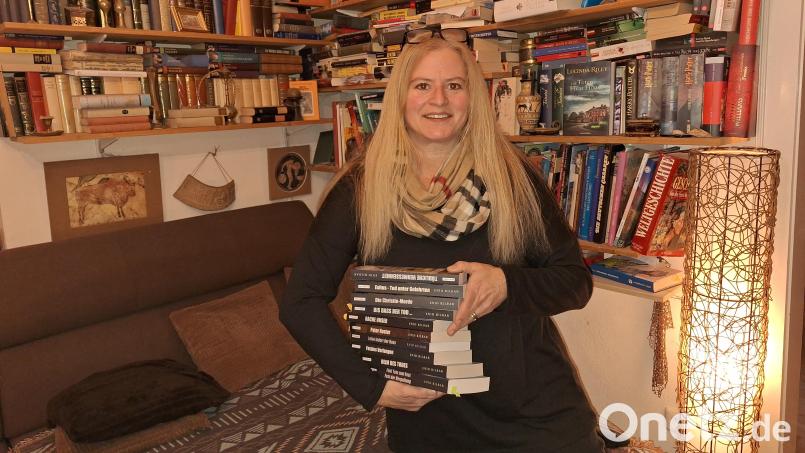 Enid Kilbar alias Nadine Kilgert-Bartonek hat in nur drei Jahren mehr als 20 Kriminalromane geschrieben – als Hobby nebenbei zum Hauptberuf als Lehrerin am Johann-Andreas-Schmeller-Gymnasium in Nabburg. Bild: bl