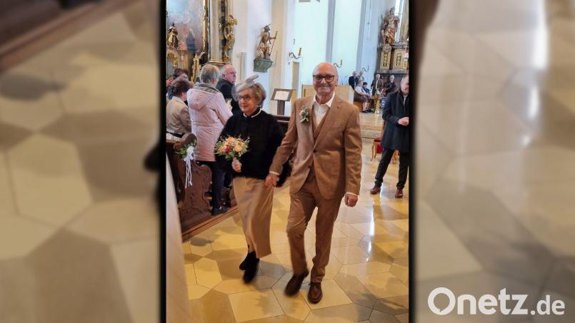 Ganz locker - genau so wollten Hildegard Gallitzendörfer und Hans Luber ihre Hochzeit. Nach 29 gemeinsamen Jahren haben sie mit 70 und 75 Jahren jetzt in Hahnbach kirchlich geheiratet. Bild: Irmgard Kummert