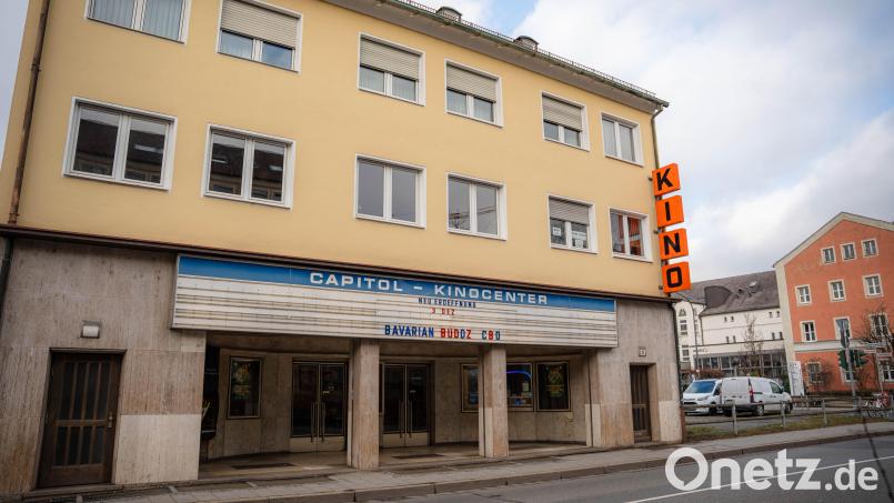 Statt Kinofilmen steht jetzt der Geschäftsname in der Werbetafel über dem Capitol-Kino. Bild: Noah Wegmüller-Kocher
