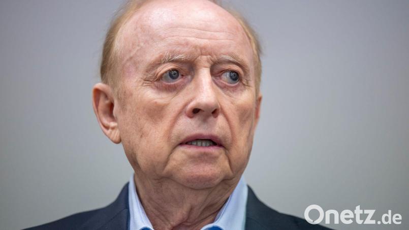 Bleibt trotz Fristablaufs auf freiem Fuß: Alfons Schuhbeck. (Archivbild) Bild: Peter Kneffel/dpa