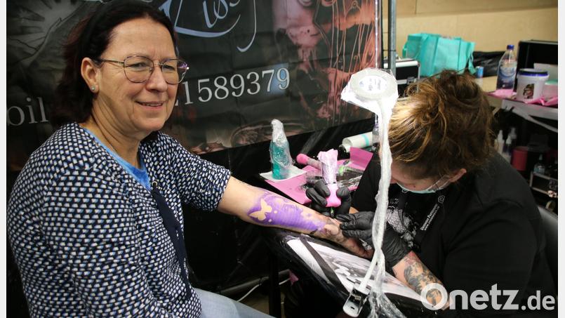 Mit 62 Jahren wagte sich Manuela Haring erstmals auf eine Tattoo-Convention. Bild: sne