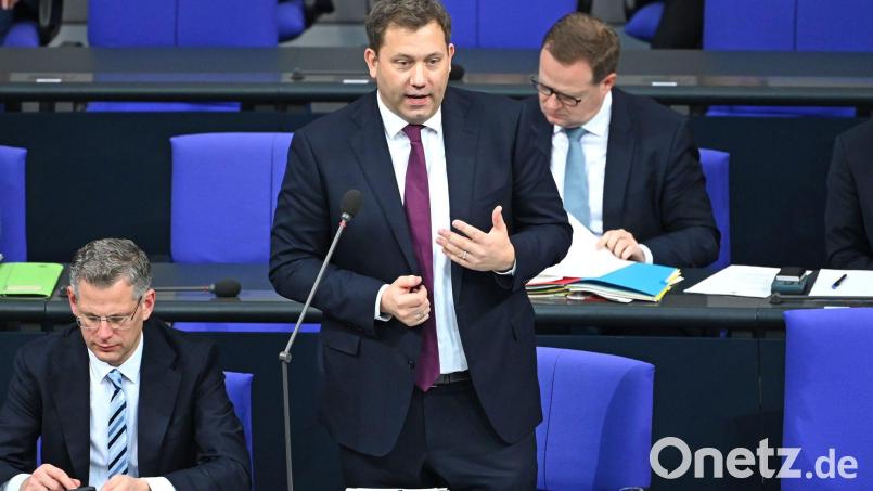 Bundesfinanzminister Lars Klingbeil (SPD) hat die Senkung der Stromsteuer für alle noch nicht komplett abgehakt. Bild: Elisa Schu/dpa