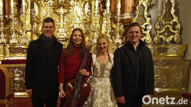 Johannes Raab am Klavier und Kristina Raab am Cello (alle von links) begleiten Sopranistin Manuela Falk und Bassbariton Andreas Wolf bei einem Konzert voll &quot;musikalischem Zauberglanz zur Weihnachtszeit&quot;, so der Titel, in der Mariahilfbergkirche. Bild: Thomas Falk