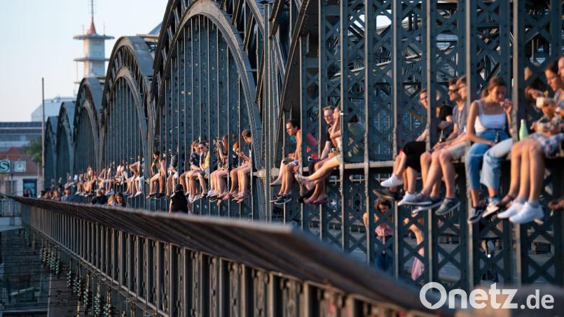 Die Stahlkonstruktion der Hackerbrücke ist auch ein beliebter Aussichtspunkt für junge Menschen in München. (Archivbild) Bild: Sven Hoppe/dpa