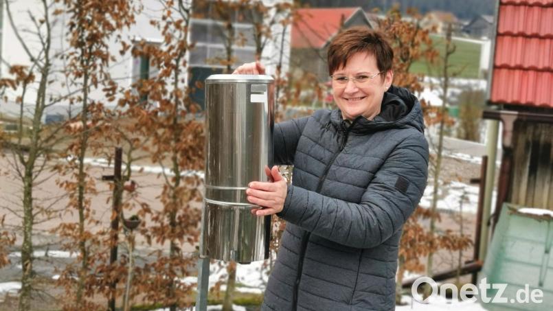 Christine Meindl aus Wildstein kontrolliert jeden Morgen den Niederschlagsmesser und meldet die Regen- oder Schneemenge sofort an den Deutschen Wetterdienst. Bild: Portner