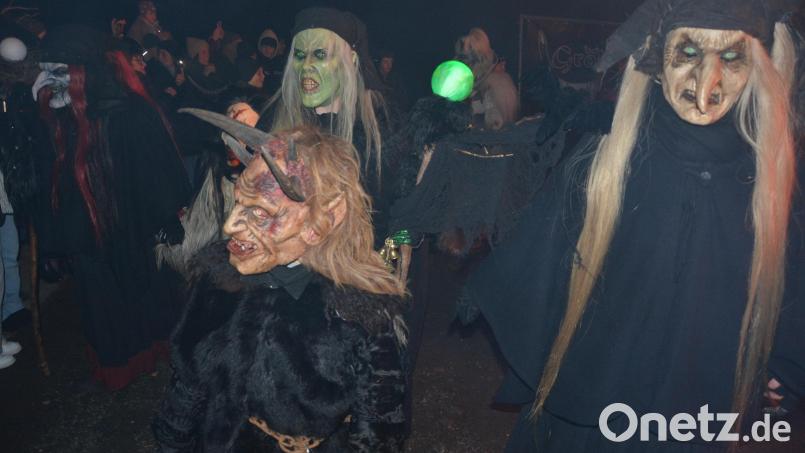 Furchteinflößende Masken sind das Markenzeichen der Konnersreuther „Grölldeifl“, die es diesen Freitag ab 18 Uhr in Pleußen zu bewundern gibt. Um 20 Uhr startet das Showprogramm. Archivbild: jr