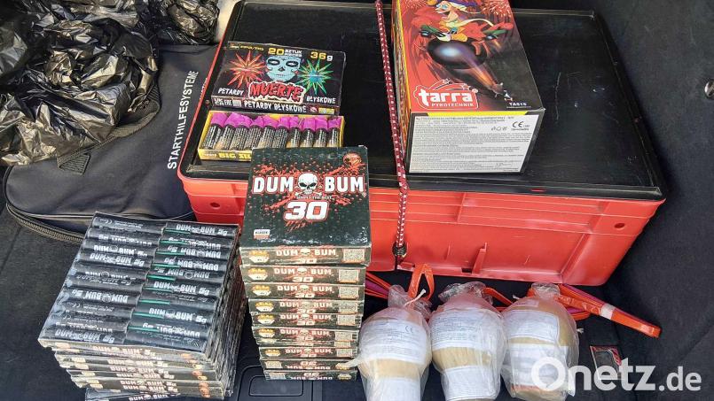 Die Bundespolizei hat an der Grenze in Waldsassen 11,5 Kilogramm verbotene Pyrotechnik sichergestellt. Bild: Bundespolizei