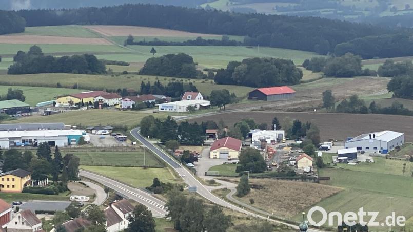 In Tännesberg kann ein neues Gewerbegebiet entstehen (obere Bildhälfte), für das nun Bauanträge eingereicht werden können. Archivbild: Josef Glas