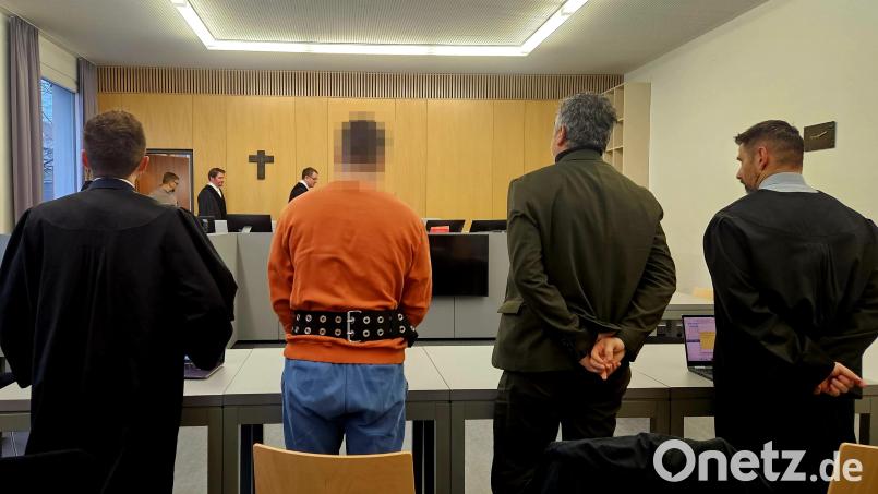 Der 28 Jahre alte Angeklagte (im orangen Sweater) soll Teil einer Betrügerbande sein und bei der Masche &quot;Enkeltrick&quot; als Abholer der Beute fungiert haben. Eines der Opfer wohnt in Weiden. Bild: blf