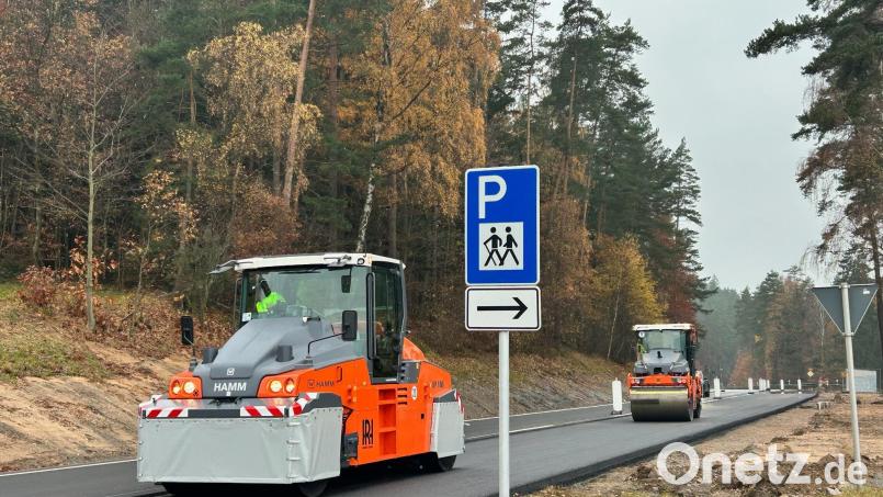 Auf einer rund 900 Meter langen Strecke wird bei der Erneuerung der B 22 bei Leuchtenberg auf einer Fahrspur Richtung Weiden (von der Abzweigung Lerau bis zum Wanderparkplatz) erstmals in Bayern ein Asphaltzusatz aus recyceltem Kunststoff verwendet. Bild: Ecopals/exb