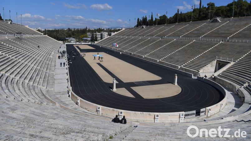 Keine große Zeremonie in Athen: Unwetter durchkreuzen die Pläne für die Übergabe des olympischen Feuers. Bild: Aris Messinis/AFP POOL/AP/dpa