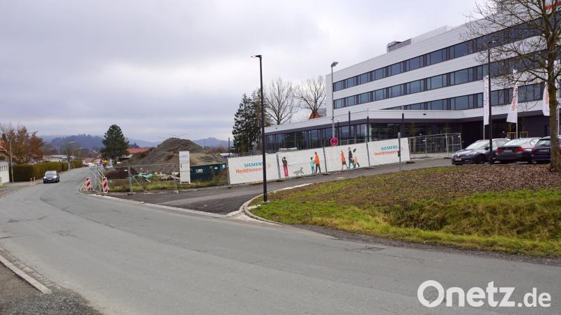Bis an die Röntgenstraße werden die drei Erweiterungsbauten von Siemens Healthineers heranrücken. Bild: bkr