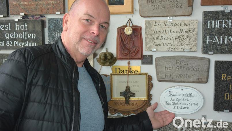 &quot;Resl hat geholfen&quot;: Dieses kleine Schild erinnert an die Heilung von Bertha Meuleberg im September 1965. Hier zeigt es ihr Enkel Frank Janssen. Bild: jr