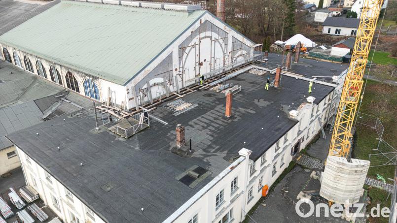 Die Baustelle an der Glashütte ist eingerichtet, der Baukran schon seit einigen Wochen aufgestellt. Inzwischen ist auch vor der Giebelfassade der Ofenhalle ein Gerüst aufgebaut. Bild: Glashütte Lamberts/Robert Christ