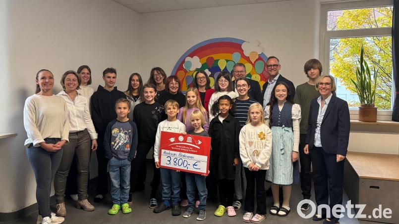 Über die Spende der Sparkassenstiftung Amberg-Sulzbach freuen sich die Schüler der Montessori-Schule in Amberg. Bild: Kathrin Schmidt