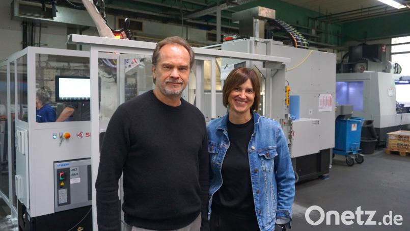 Die Probatec-Macher: Gründer und Geschäftsführer Stephan Kopp sowie Vorständin Christina Püschl stehen vor einer Maschine, die man erst vor kurzem für 550.000 Euro angeschafft hat. Bild: jut