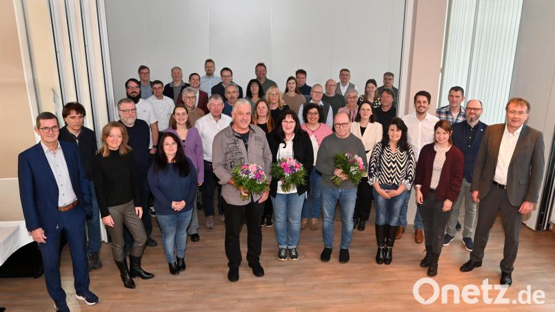 Die Jubilare mit Geschäftsleitung und Betriebsratsvorsitzenden: Die Rekordhalterin unter den Geehrten, Ilona Bär mit 45 Dienstjahren, ist nicht mit auf dem Bild. Bild: Nexans Autoelectric